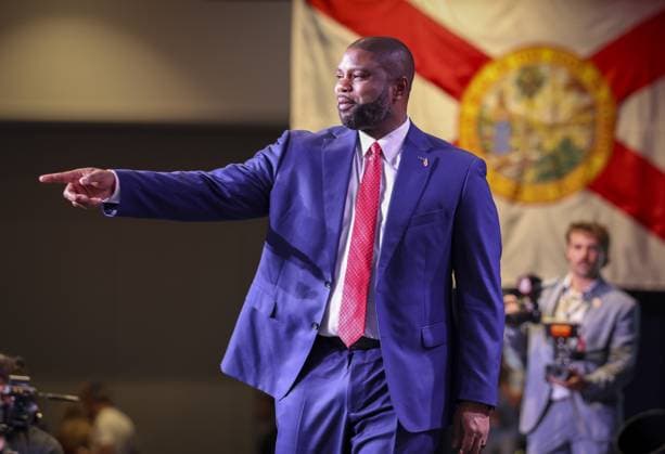 August 18, 2026, Orlando, Florida, USA: Florida gubernatorial candidate Byron Donalds waves to supporters as he takes the stage during his watch party Tuesday, Aug. 18, 2026 in Orlando. Orlando USA - ZUMAs70_ 20260818_zan_s70_140 Copyright: xChrisxUrsox