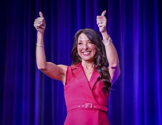 August 18, 2026, Orlando, Florida, USA: Erika Donalds, the wife of Florida gubernatorial candidate Byron Donalds, gives a thumbs up as she is she walks on stage to introduce her husband Tuesday, Aug. 18, 2026 in Orlando. Orlando USA - ZUMAs70_ 20260818_zan_s70_146 Copyright: xChrisxUrsox