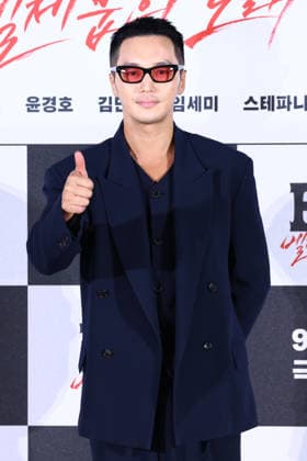 S. Korean actor Byun Yo-han S. Korean actor Byun Yo-han South Korean actor Byun Yo-han, who stars in the new movie Tazza: The Song of Beelzebub, pose for a photo during a publicity event in Seoul on Aug. 18, 2026, to promote the movie, set to hit local screens in South Korea on Sept. 23. (Yonhap) 2026-08-19 12:07:08 < 1980-2026 YONHAPNEWS AGENCY. .> ¼­¿ïÆ¯º°½Ã EDITORIAL USE ONLY  Copyright: xx PYH2026081908650034400 YonhapxNewsx yonphotos255688