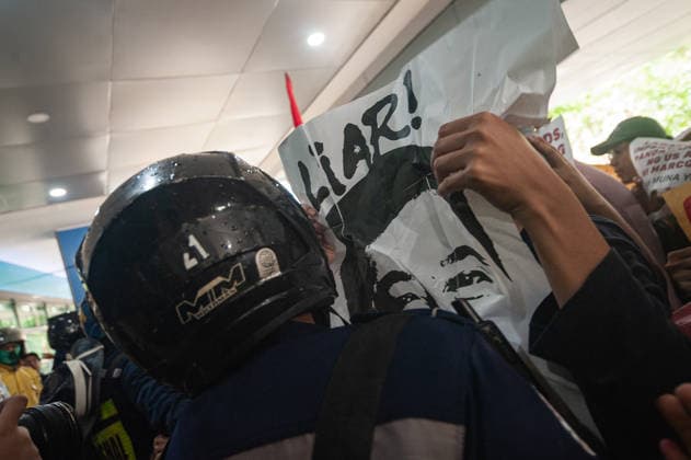 August 19, 2026, Quezon City, Quezon, Philippines: A protest made up of youth groups and progressive sectoral groups marched along the streets of Bonifacio Global City toward the headquarters of the BCDA to reject the proposed Pax Silica. Quezon City Philippines - ZUMAy102 20260819_zip_y102_014 Copyright: xKenosisxYapx