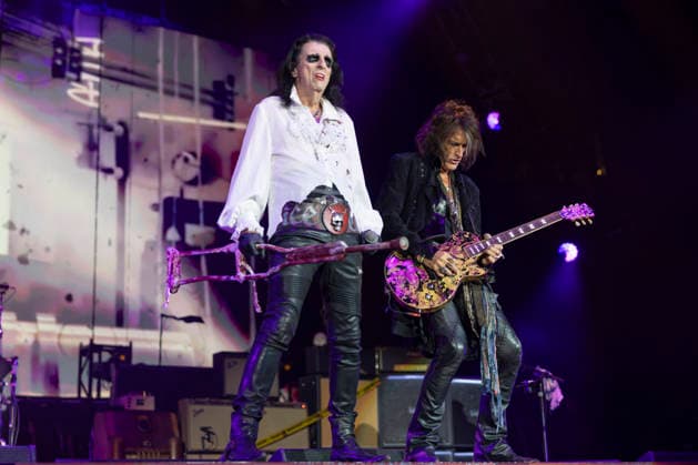 Hollywood Vampires perform at AO Arena Alice Cooper and Joe Perry of Hollywood Vampires performs at AO Arena, Manchester, England, 18th August 2026. Editorial Use Only., Credit:Mike Gray MIKE GRAY - B4227 Avalon  Copyright: xMikexGrayx xMIKExGRAYx-xB4227x xAvalonx 1125388652