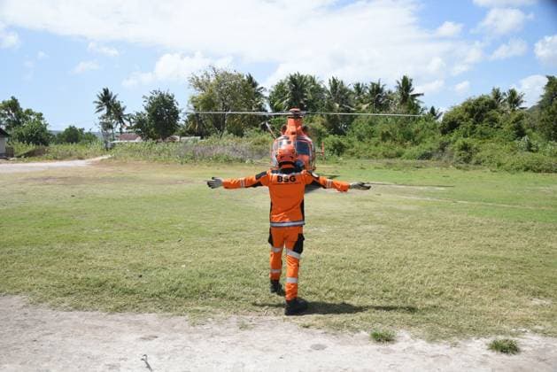 Aftermath of 7.7-magnitude earthquake in Indonesia EAST NUSA TENGGARA, INDONESIA - AUGUST 19: (----EDITORIAL USE ONLY - MANDATORY CREDIT - INDONESIAN NATIONAL SEARCH AND RESCUE AGENCY (BASARNAS) HANDOUT - NO MARKETING NO ADVERTISING CAMPAIGNS - DISTRIBUTED AS A SERVICE TO CLIENTS----) Rescue personnel carry out a medical evacuation by helicopter following a magnitude 7.7 earthquake in Lamba Leda, East Nusa Tenggara, Indonesia, on August 19, 2026. BASARNAS Handout Anadolu East Nusa Tenggara Indonesia. Editorial use only. Please get in touch for any other usage.  Copyright: x2026xAnadoluxBASARNASx xHandoutx