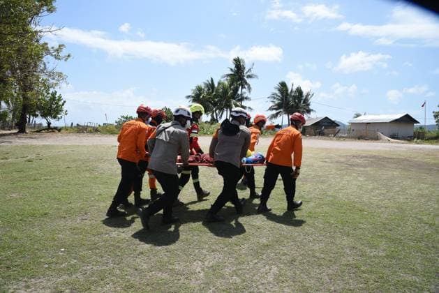 Aftermath of 7.7-magnitude earthquake in Indonesia EAST NUSA TENGGARA, INDONESIA - AUGUST 19: (----EDITORIAL USE ONLY - MANDATORY CREDIT - INDONESIAN NATIONAL SEARCH AND RESCUE AGENCY (BASARNAS) HANDOUT - NO MARKETING NO ADVERTISING CAMPAIGNS - DISTRIBUTED AS A SERVICE TO CLIENTS----) Search and rescue teams continue clearing and searching collapsed buildings in the area for possible victims trapped under the rubble following a powerful earthquake in Lamba Leda, East Nusa Tenggara, Indonesia, on August 19, 2026. BASARNAS Handout Anadolu East Nusa Tenggara Indonesia. Editorial use only. Please get in touch for any other usage.  Copyright: x2026xAnadoluxBASARNASx xHandoutx