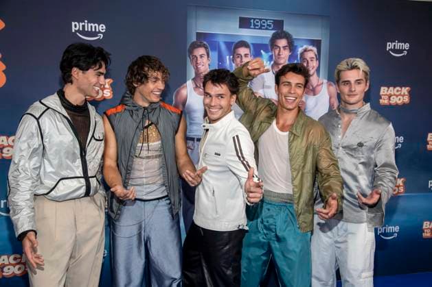 ABB AMAZON- Jacob Rott, Bene Schulz, Julien Brown, Tim Schaecker und Luis Freitag von den Elevator Boys zu Gast auf dem blauen Teppich bei der Weltpremiere der Amazon Prime Serie Back to the 90s im Delphi Filmpalast am 18.AUGUST 2026 in Berlin Berlin Deutschland *** ABB AMAZON Jacob Rott, Bene Schulz, Julien Brown, Tim Schaecker, and Luis Freitag of the Elevator Boys appeared on the blue carpet at the world premiere of the Amazon Prime series *Back to the 90s* at the Delphi Filmpalast on August 18, 2026, in Berlin, Germany