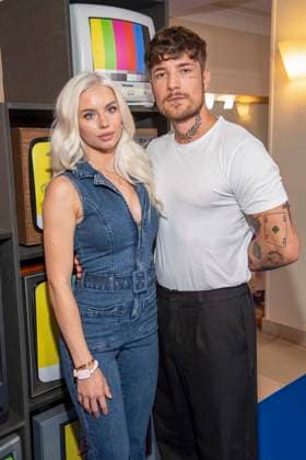 ABB AMAZON- Willi Banner (Willi Whey) mit Freundin Kim Schiele zu Gast auf dem blauen Teppich bei der Weltpremiere der Amazon Prime Serie Back to the 90s im Delphi Filmpalast am 18.AUGUST 2026 in Berlin Berlin Deutschland *** ABB AMAZON Willi Banner Willi Whey and his girlfriend Kim Schiele appeared on the blue carpet at the world premiere of the Amazon Prime series *Back to the 90s* at the Delphi Filmpalast on August 18, 2026, in Berlin, Germany