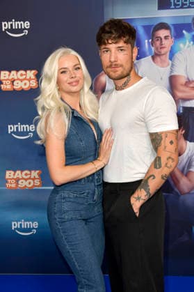 Kim Schiele und Willi Banner bei der Premiere des Amazon Prime Video-Films Back to the 90s im Delphi Filmpalast am Zoo. Berlin, 18.08.2026 *** Kim Schiele and Willi Banner at the premiere of the Amazon Prime Video film *Back to the 90s* at the Delphi Filmpalast am Zoo in Berlin, August 18, 2026 Foto:xM.xBehrensx xFuturexImagex 90s_6868