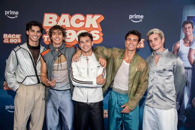 ABB AMAZON- Jacob Rott, Bene Schulz, Julien Brown, Tim Schaecker und Luis Freitag von den Elevator Boys zu Gast auf dem blauen Teppich bei der Weltpremiere der Amazon Prime Serie Back to the 90s im Delphi Filmpalast am 18.AUGUST 2026 in Berlin Berlin Deutschland *** ABB AMAZON Jacob Rott, Bene Schulz, Julien Brown, Tim Schaecker, and Luis Freitag of the Elevator Boys appeared on the blue carpet at the world premiere of the Amazon Prime series *Back to the 90s* at the Delphi Filmpalast on August 18, 2026, in Berlin, Germany