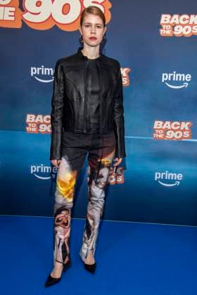 ABB AMAZON- Luise Aschenbrenner zu Gast auf dem blauen Teppich bei der Weltpremiere der Amazon Prime Serie Back to the 90s im Delphi Filmpalast am 18.AUGUST 2026 in Berlin Berlin Deutschland *** ABB AMAZON Luise Aschenbrenner walks the blue carpet at the world premiere of the Amazon Prime series *Back to the 90s* at the Delphi Filmpalast on August 18, 2026, in Berlin, Germany