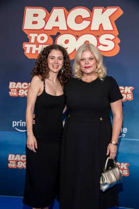 ABB AMAZON- Derya Akyol mit Marie Schoeneburg zu Gast auf dem blauen Teppich bei der Weltpremiere der Amazon Prime Serie Back to the 90s im Delphi Filmpalast am 18.AUGUST 2026 in Berlin Berlin Deutschland *** ABB AMAZON Derya Akyol and Marie Schoeneburg appeared on the blue carpet at the world premiere of the Amazon Prime series *Back to the 90s* at the Delphi Filmpalast on August 18, 2026, in Berlin, Germany