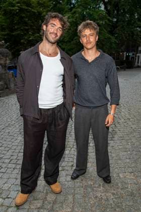 ABB AMAZON- Janis Danner und Levin Hotho zu Gast auf dem blauen Teppich bei der Weltpremiere der Amazon Prime Serie Back to the 90s im Delphi Filmpalast am 18.AUGUST 2026 in Berlin Berlin Deutschland *** ABB AMAZON Janis Danner and Levin Hotho walked the blue carpet at the world premiere of the Amazon Prime series *Back to the 90s* at the Delphi Filmpalast on August 18, 2026, in Berlin, Germany