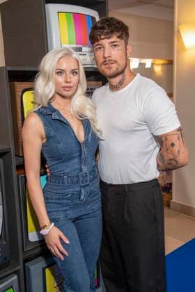 ABB AMAZON- Willi Banner (Willi Whey) mit Freundin Kim Schiele zu Gast auf dem blauen Teppich bei der Weltpremiere der Amazon Prime Serie Back to the 90s im Delphi Filmpalast am 18.AUGUST 2026 in Berlin Berlin Deutschland *** ABB AMAZON Willi Banner Willi Whey with his girlfriend Kim Schiele appeared on the blue carpet at the world premiere of the Amazon Prime series *Back to the 90s* at the Delphi Filmpalast on August 18, 2026, in Berlin, Germany