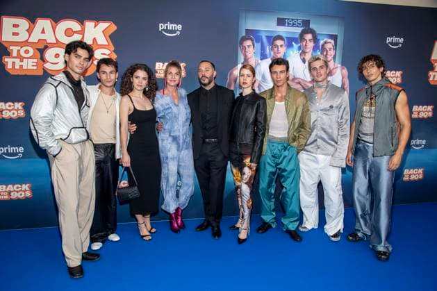 ABB AMAZON- Derya Akyol, Sidney Fahlisch, Felicitas Woll, Jacob Rott, Helena von Have, Julien Brown, Facundo Scalarandi, Tim Schäcker, Luis Freitag, Luis Moll, Bene Schulz, Marie Schoeneburg und Luise Aschenbrenner zu Gast auf dem blauen Teppich bei der Weltpremiere der Amazon Prime Serie Back to the 90s im Delphi Filmpalast am 18.AUGUST 2026 in Berlin Berlin Deutschland *** ABB AMAZON Derya Akyol, Sidney Fahlisch, Felicitas Woll, Jacob Rott, Helena von Have, Julien Brown, Facundo Scalarandi, Tim Schäcker, Luis Freitag, Luis Moll, Bene Schulz, Marie Schoeneburg, and Luise Aschenbrenner walked the blue carpet at the world premiere of the Amazon Prime series *Back to the 90s* at the Delphi Filmpalast on August 18, 2026, in Berlin, Germany