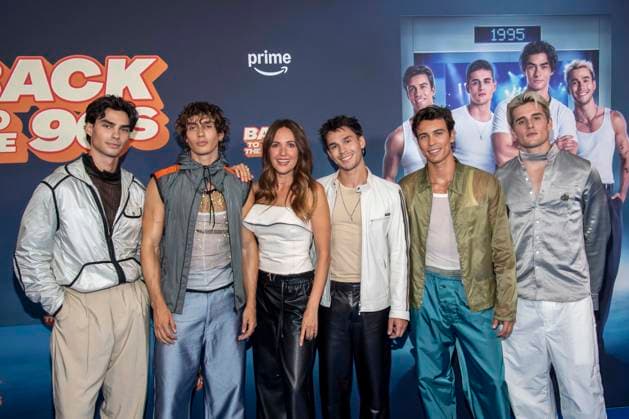 ABB AMAZON- Jacob Rott, Bene Schulz, Johanna Klum, Julien Brown, Tim Schaecker und Luis Freitagb zu Gast auf dem blauen Teppich bei der Weltpremiere der Amazon Prime Serie Back to the 90s im Delphi Filmpalast am 18.AUGUST 2026 in Berlin Berlin Deutschland *** ABB AMAZON Jacob Rott, Bene Schulz, Johanna Klum, Julien Brown, Tim Schaecker, and Luis Freitagb appeared on the blue carpet at the world premiere of the Amazon Prime series *Back to the 90s* at the Delphi Filmpalast on August 18, 2026, in Berlin, Germany