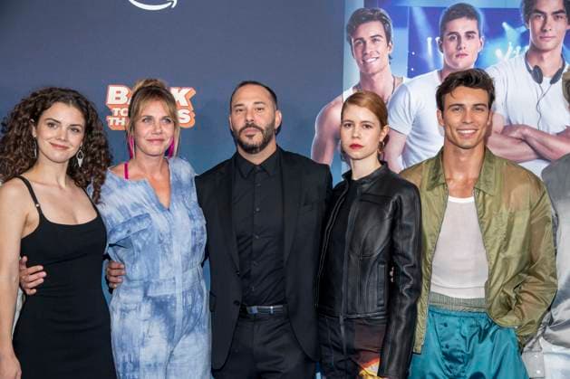 ABB AMAZON- Derya Akyol, Felicitas Woll, Facundo Scalarandi, Luise Aschenbrenner und Tim Schaecker zu Gast auf dem blauen Teppich bei der Weltpremiere der Amazon Prime Serie Back to the 90s im Delphi Filmpalast am 18.AUGUST 2026 in Berlin Berlin Deutschland *** ABB AMAZON Derya Akyol, Felicitas Woll, Facundo Scalarandi, Luise Aschenbrenner, and Tim Schaecker appeared on the blue carpet at the world premiere of the Amazon Prime series *Back to the 90s* at the Delphi Filmpalast on August 18, 2026, in Berlin, Germany