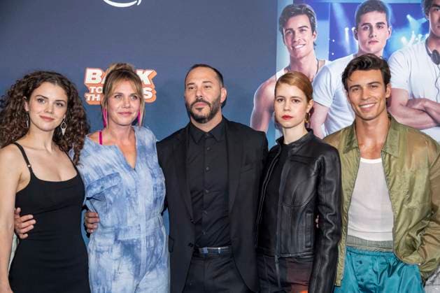 ABB AMAZON- Derya Akyol, Felicitas Woll, Facundo Scalarandi, Luise Aschenbrenner und Tim Schaecker zu Gast auf dem blauen Teppich bei der Weltpremiere der Amazon Prime Serie Back to the 90s im Delphi Filmpalast am 18.AUGUST 2026 in Berlin Berlin Deutschland *** ABB AMAZON Derya Akyol, Felicitas Woll, Facundo Scalarandi, Luise Aschenbrenner, and Tim Schaecker appeared on the blue carpet at the world premiere of the Amazon Prime series *Back to the 90s* at the Delphi Filmpalast on August 18, 2026, in Berlin, Germany