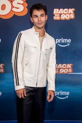 ABB AMAZON- Julien Brown zu Gast auf dem blauen Teppich bei der Weltpremiere der Amazon Prime Serie Back to the 90s im Delphi Filmpalast am 18.AUGUST 2026 in Berlin Berlin Deutschland *** ABB AMAZON Julien Brown walks the blue carpet at the world premiere of the Amazon Prime series *Back to the 90s* at the Delphi Filmpalast on August 18, 2026, in Berlin, Germany