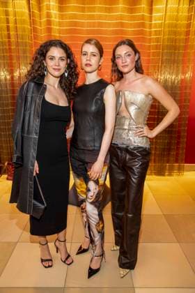 ABB AMAZON- Derya Akyol, Luise Aschenbrenner und Helena von Have zu Gast auf dem blauen Teppich bei der Weltpremiere der Amazon Prime Serie Back to the 90s im Delphi Filmpalast am 18.AUGUST 2026 in Berlin Berlin Deutschland *** ABB AMAZON Derya Akyol, Luise Aschenbrenner, and Helena von Have walked the blue carpet at the world premiere of the Amazon Prime series *Back to the 90s* at the Delphi Filmpalast on August 18, 2026, in Berlin, Germany