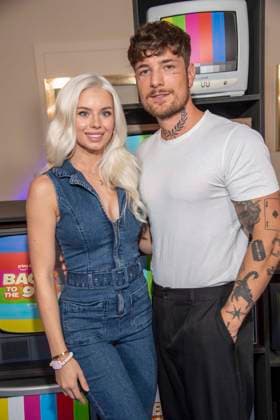 ABB AMAZON- Willi Banner (Willi Whey) mit Freundin Kim Schiele zu Gast auf dem blauen Teppich bei der Weltpremiere der Amazon Prime Serie Back to the 90s im Delphi Filmpalast am 18.AUGUST 2026 in Berlin Berlin Deutschland *** ABB AMAZON Willi Banner Willi Whey with his girlfriend Kim Schiele on the blue carpet at the world premiere of the Amazon Prime series *Back to the 90s* at the Delphi Filmpalast on August 18, 2026, in Berlin, Berlin, Germany
