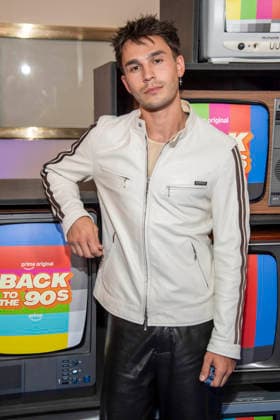 ABB AMAZON- Julien Brown zu Gast auf dem blauen Teppich bei der Weltpremiere der Amazon Prime Serie Back to the 90s im Delphi Filmpalast am 18.AUGUST 2026 in Berlin Berlin Deutschland *** ABB AMAZON Julien Brown walks the blue carpet at the world premiere of the Amazon Prime series *Back to the 90s* at the Delphi Filmpalast on August 18, 2026, in Berlin, Germany