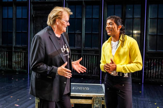 MMM STAGE- Howard Carpendale besucht MJ Das Michael Jackson Musical in Hamburg am 18.AUGUST 2026 Saenger und Entertainer Howard Carpendale war zu Gast bei MJ Das Michael Jackson Musical im Stage Theater an der Elbe. Nach der Vorstellung traf er den MJ-Darsteller Jay Karim Jonker auf der Buehne und schwaermte Es war eine so unglaubliche, professionelle Darbietung von allen Seiten, Jay ist eine Wucht Hamburg Deutschland *** MMM STAGE Howard Carpendale Attends MJ: The Michael Jackson Musical in Hamburg on August 18, 2026 Singer and entertainer Howard Carpendale was a guest at MJ: The Michael Jackson Musical at the Stage Theater an der Elbe. After the performance, he met with Jay Karim Jonker, the actor playing Michael Jackson, on s