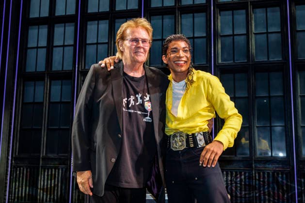 MMM STAGE- Howard Carpendale besucht MJ Das Michael Jackson Musical in Hamburg am 18.AUGUST 2026 Saenger und Entertainer Howard Carpendale war zu Gast bei MJ Das Michael Jackson Musical im Stage Theater an der Elbe. Nach der Vorstellung traf er den MJ-Darsteller Jay Karim Jonker auf der Buehne und schwaermte Es war eine so unglaubliche, professionelle Darbietung von allen Seiten, Jay ist eine Wucht Hamburg Deutschland *** MMM STAGE Howard Carpendale Attends MJ: The Michael Jackson Musical in Hamburg on August 18, 2026 Singer and entertainer Howard Carpendale was a guest at MJ: The Michael Jackson Musical at the Stage Theater an der Elbe. After the performance, he met with Jay Karim Jonker, the actor playing Michael Jackson, on s