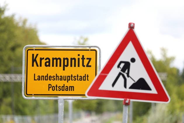 Ortseingangsschild und Baustellenschild am neuen Stadtteil Krampnitz in Potsdam, 18. August 2026. Krampnitz *** Town entrance sign and construction sign at the new Krampnitz neighborhood in Potsdam, August 18, 2026 Krampnitz