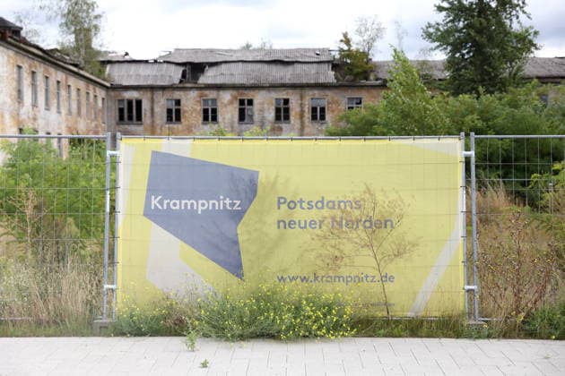 Werbebanner Potsdams neuer Norden im neuen Stadtteil Krampnitz in Potsdam, 18. August 2026. Krampnitz *** Advertising banner for Potsdam s New North in the new Krampnitz neighborhood in Potsdam, August 18, 2026, Krampnitz