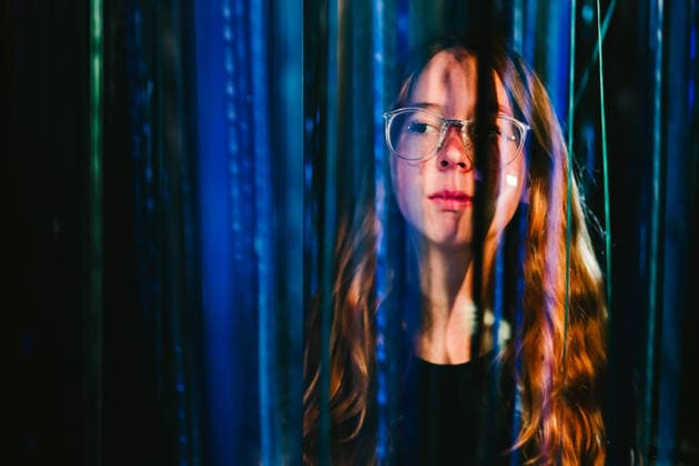 Young woman with glasses looks through neon light reflections Chicago, Illinois, USA CR_WVNP260813A-2058319-01 ,model released, Symbolfoto ,property released