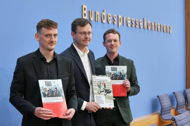 Berlin, Deutschland, 19.08.2026: Bundespressekonferenz: Studie: Wie die Zusammenlegung von Sozialleistungen gegen Armut wirken kann: Lukas Werner, Referent für Sozialpolitik, AWO Bundesverband e.V., Maximilian Blömer, Leiter Ex-Ante Politikevaluation, ifo Zentrum für Finanzwissenschaft, Lukas Hochscheidt, Referent für politische Koordination und Interessenvertretung AWO Bundesverband e.V. *** Berlin, Germany, August 19, 2026 Federal Press Conference Study: How Consolidating Social Benefits Can Combat Poverty Lukas Werner, Social Policy Advisor, AWO Bundesverband e. V., Maximilian Blömer, Head of Ex Ante Policy Evaluation, ifo Center for Public Finance, Lukas Hochscheidt, Policy Coordinator and Advocacy Officer, AWO Federal Association e.V. Copyright: xdtsxNachrichtenagenturx dts_130477