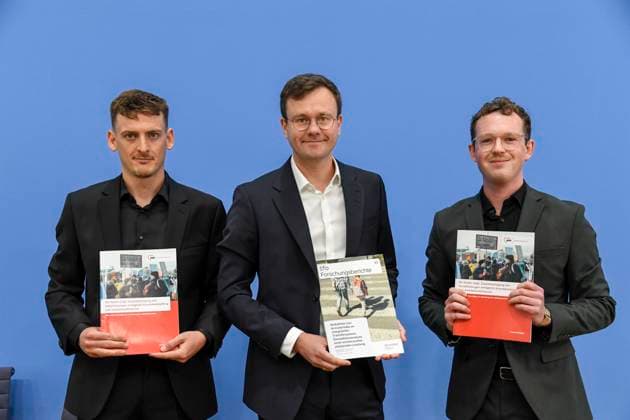 ABB BPK- Lukas Werner, Referent für Sozialpolitik, AWO Bundesverband e.V. Maximilian Bloemer, Leiter Ex-Ante Politikevaluation,ifo Zentrum Finanzwissenschaft Dr. Marvin Deversi, Vorstand AWO Bundesverband e.V.Dr.Thema Wie die Zusammenlegung von Sozialleistungen gegen Armut wirken kann ifo Institut legt Studie im Auftrag des AWO Bundesverbandes vor auf der BPK Berlin Bundespressekonferenz in Berlin am 19.AUGUST 2026 Berlin Deutschland *** ABB BPK Lukas Werner, Social Policy Advisor, AWO Bundesverband e.V.; Maximilian Bloemer, Head of Ex Ante Policy Evaluation,ifo Center for Public Finance Dr. Marvin Deversi, Board Member, AWO Federal Association e.V. Dr. Topic: How the Consolidation of Social Benefits Can Combat Poverty The ifo Institute