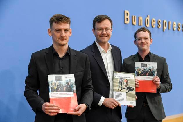 ABB BPK- Lukas Werner, Referent für Sozialpolitik, AWO Bundesverband e.V. Maximilian Bloemer, Leiter Ex-Ante Politikevaluation,ifo Zentrum Finanzwissenschaft Dr. Marvin Deversi, Vorstand AWO Bundesverband e.V.Dr.Thema Wie die Zusammenlegung von Sozialleistungen gegen Armut wirken kann ifo Institut legt Studie im Auftrag des AWO Bundesverbandes vor auf der BPK Berlin Bundespressekonferenz in Berlin am 19.AUGUST 2026 Berlin Deutschland *** ABB BPK Lukas Werner, Social Policy Advisor, AWO Bundesverband e.V.; Maximilian Bloemer, Head of Ex Ante Policy Evaluation,ifo Center for Public Finance Dr. Marvin Deversi, Board Member, AWO Federal Association e.V. Dr. Topic: How the Consolidation of Social Benefits Can Combat Poverty. The ifo Institute