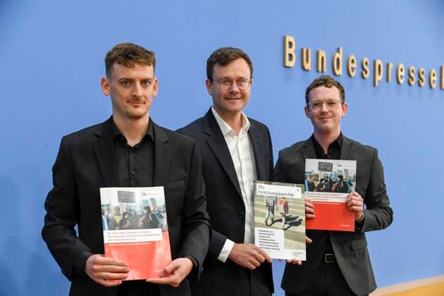 ABB BPK- Lukas Werner, Referent für Sozialpolitik, AWO Bundesverband e.V. Maximilian Bloemer, Leiter Ex-Ante Politikevaluation,ifo Zentrum Finanzwissenschaft Dr. Marvin Deversi, Vorstand AWO Bundesverband e.V.Dr.Thema Wie die Zusammenlegung von Sozialleistungen gegen Armut wirken kann ifo Institut legt Studie im Auftrag des AWO Bundesverbandes vor auf der BPK Berlin Bundespressekonferenz in Berlin am 19.AUGUST 2026 Berlin Deutschland *** ABB BPK Lukas Werner, Social Policy Advisor, AWO Bundesverband e. V. Maximilian Bloemer, Head of Ex Ante Policy Evaluation,ifo Center for Public Finance Dr. Marvin Deversi, Board Member, AWO Federal Association e.V. Dr. Topic: How the Consolidation of Social Benefits Can Combat Poverty The ifo Institute