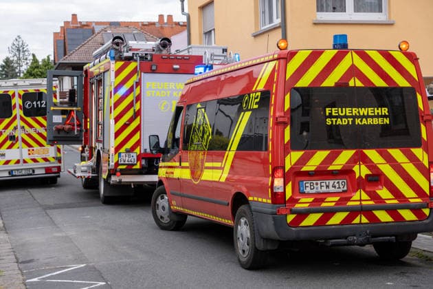 Arbeiter stürzt von Dach und verstirbt vor Ort Am Morgen des 19.08.2026 kam in Karben, Stadtteil Rendel, zu einem schweren Arbeitsunfall. Ein Arbeiter fiel durch eine Plexiglasscheibe durch das Dach einer Halle. Trotz Reanimation durch den Rettungsdienst verstarb der Patient noch vor Ort. Karben Rendel Hessen Deutschland *** Worker Falls from Roof and Dies at the Scene On the morning of August 19, 2026, in Karben, in the Rendel district, a serious workplace accident occurred. A worker fell through a Plexiglas pane and crashed through the roof of a warehouse. Despite resuscitation efforts by emergency medical services, the patient died at the scene. Karben, Rendel, Hesse, Germany