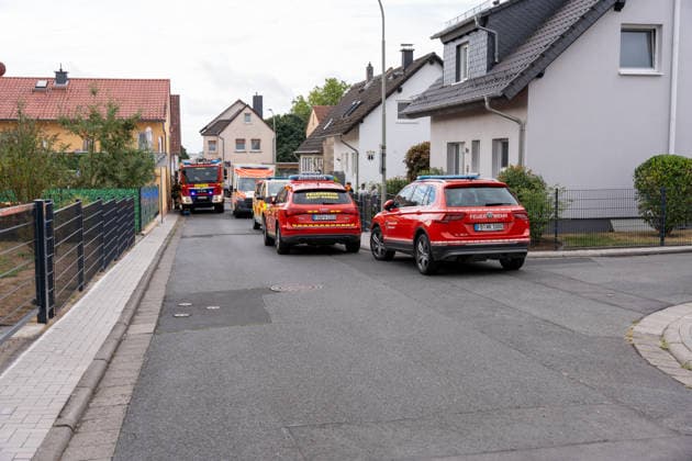 Arbeiter stürzt von Dach und verstirbt vor Ort Am Morgen des 19.08.2026 kam in Karben, Stadtteil Rendel, zu einem schweren Arbeitsunfall. Ein Arbeiter fiel durch eine Plexiglasscheibe durch das Dach einer Halle. Trotz Reanimation durch den Rettungsdienst verstarb der Patient noch vor Ort. Karben Rendel Hessen Deutschland *** Worker Falls from Roof and Dies at the Scene On the morning of August 19, 2026, in Karben, in the Rendel district, a serious workplace accident occurred. A worker fell through a Plexiglas pane and crashed through the roof of a warehouse. Despite resuscitation efforts by emergency medical services, the patient died at the scene. Karben, Rendel, Hesse, Germany