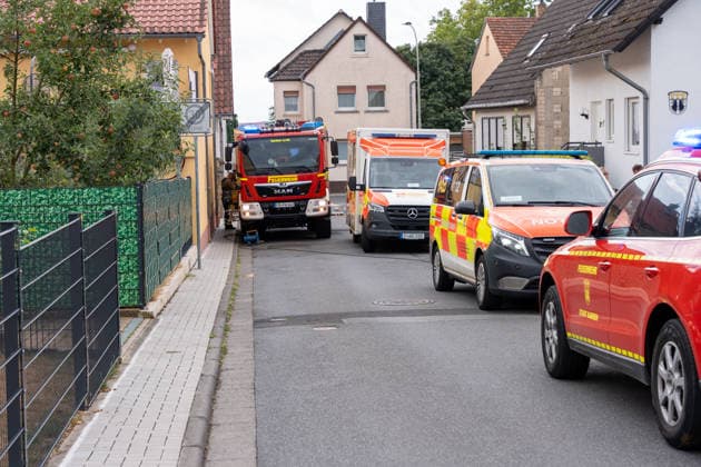 Arbeiter stürzt von Dach und verstirbt vor Ort Am Morgen des 19.08.2026 kam in Karben, Stadtteil Rendel, zu einem schweren Arbeitsunfall. Ein Arbeiter fiel durch eine Plexiglasscheibe durch das Dach einer Halle. Trotz Reanimation durch den Rettungsdienst verstarb der Patient noch vor Ort. Karben Rendel Hessen Deutschland *** Worker Falls from Roof and Dies at the Scene On the morning of August 19, 2026, in Karben, in the Rendel district, a serious workplace accident occurred. A worker fell through a Plexiglas pane and crashed through the roof of a warehouse. Despite resuscitation efforts by emergency medical services, the patient died at the scene. Karben, Rendel, Hesse, Germany