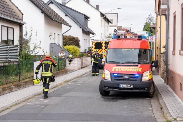 Arbeiter stürzt von Dach und verstirbt vor Ort Am Morgen des 19.08.2026 kam in Karben, Stadtteil Rendel, zu einem schweren Arbeitsunfall. Ein Arbeiter fiel durch eine Plexiglasscheibe durch das Dach einer Halle. Trotz Reanimation durch den Rettungsdienst verstarb der Patient noch vor Ort. Karben Rendel Hessen Deutschland *** Worker Falls from Roof and Dies at the Scene On the morning of August 19, 2026, in Karben, in the Rendel district, a serious workplace accident occurred. A worker fell through a Plexiglas pane and crashed through the roof of a warehouse. Despite resuscitation efforts by emergency medical services, the patient died at the scene. Karben, Rendel, Hesse, Germany