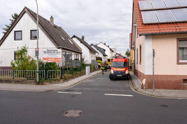 Arbeiter stürzt von Dach und verstirbt vor Ort Am Morgen des 19.08.2026 kam in Karben, Stadtteil Rendel, zu einem schweren Arbeitsunfall. Ein Arbeiter fiel durch eine Plexiglasscheibe durch das Dach einer Halle. Trotz Reanimation durch den Rettungsdienst verstarb der Patient noch vor Ort. Karben Rendel Hessen Deutschland *** Worker Falls from Roof and Dies at the Scene On the morning of August 19, 2026, in Karben, in the Rendel district, a serious workplace accident occurred. A worker fell through a Plexiglas pane and crashed through the roof of a warehouse. Despite resuscitation efforts by emergency medical services, the patient died at the scene. Karben, Rendel, Hesse, Germany