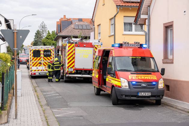 Arbeiter stürzt von Dach und verstirbt vor Ort Am Morgen des 19.08.2026 kam in Karben, Stadtteil Rendel, zu einem schweren Arbeitsunfall. Ein Arbeiter fiel durch eine Plexiglasscheibe durch das Dach einer Halle. Trotz Reanimation durch den Rettungsdienst verstarb der Patient noch vor Ort. Karben Rendel Hessen Deutschland *** Worker Falls from Roof and Dies at the Scene On the morning of August 19, 2026, in Karben, in the Rendel district, a serious workplace accident occurred. A worker fell through a Plexiglas pane and crashed through the roof of a warehouse. Despite resuscitation efforts by emergency medical services, the patient died at the scene. Karben, Rendel, Hesse, Germany