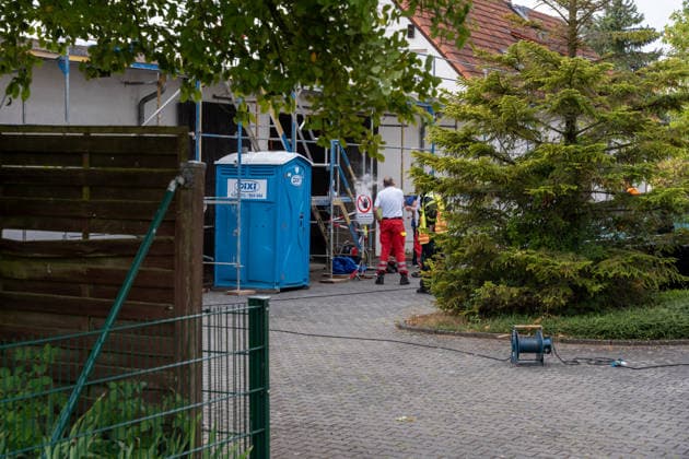 Arbeiter stürzt von Dach und verstirbt vor Ort Am Morgen des 19.08.2026 kam in Karben, Stadtteil Rendel, zu einem schweren Arbeitsunfall. Ein Arbeiter fiel durch eine Plexiglasscheibe durch das Dach einer Halle. Trotz Reanimation durch den Rettungsdienst verstarb der Patient noch vor Ort. Karben Rendel Hessen Deutschland *** Worker Falls from Roof and Dies at the Scene On the morning of August 19, 2026, in Karben, in the Rendel district, a serious workplace accident occurred. A worker fell through a Plexiglas pane and crashed through the roof of a warehouse. Despite resuscitation efforts by emergency medical services, the patient died at the scene. Karben, Rendel, Hesse, Germany