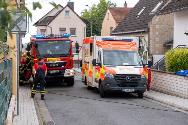 Arbeiter stürzt von Dach und verstirbt vor Ort Am Morgen des 19.08.2026 kam in Karben, Stadtteil Rendel, zu einem schweren Arbeitsunfall. Ein Arbeiter fiel durch eine Plexiglasscheibe durch das Dach einer Halle. Trotz Reanimation durch den Rettungsdienst verstarb der Patient noch vor Ort. Karben Rendel Hessen Deutschland *** Worker Falls from Roof and Dies at the Scene On the morning of August 19, 2026, in Karben, in the Rendel district, a serious workplace accident occurred. A worker fell through a Plexiglas pane and crashed through the roof of a warehouse. Despite resuscitation efforts by emergency medical services, the patient died at the scene. Karben, Rendel, Hesse, Germany