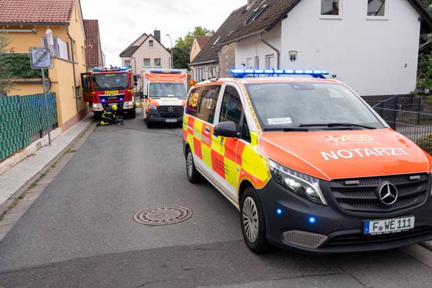 Arbeiter stürzt von Dach und verstirbt vor Ort Am Morgen des 19.08.2026 kam in Karben, Stadtteil Rendel, zu einem schweren Arbeitsunfall. Ein Arbeiter fiel durch eine Plexiglasscheibe durch das Dach einer Halle. Trotz Reanimation durch den Rettungsdienst verstarb der Patient noch vor Ort. Karben Rendel Hessen Deutschland *** Worker Falls from Roof and Dies at the Scene On the morning of August 19, 2026, in Karben, in the Rendel district, a serious workplace accident occurred. A worker fell through a Plexiglas pane and crashed through the roof of a warehouse. Despite resuscitation efforts by emergency medical services, the patient died at the scene. Karben, Rendel, Hesse, Germany