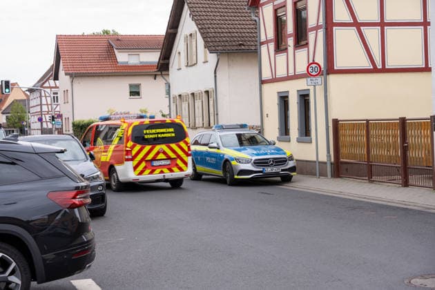 Arbeiter stürzt von Dach und verstirbt vor Ort Am Morgen des 19.08.2026 kam in Karben, Stadtteil Rendel, zu einem schweren Arbeitsunfall. Ein Arbeiter fiel durch eine Plexiglasscheibe durch das Dach einer Halle. Trotz Reanimation durch den Rettungsdienst verstarb der Patient noch vor Ort. Karben Rendel Hessen Deutschland *** Worker Falls from Roof and Dies at the Scene On the morning of August 19, 2026, in Karben, in the Rendel district, a serious workplace accident occurred. A worker fell through a Plexiglas pane and crashed through the roof of a warehouse. Despite resuscitation efforts by emergency medical services, the patient died at the scene. Karben, Rendel, Hesse, Germany