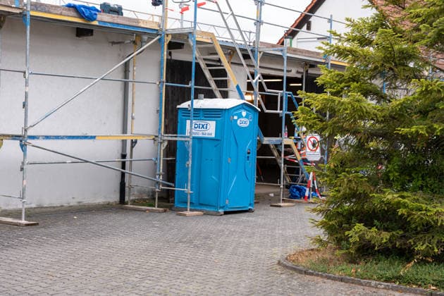 Arbeiter stürzt von Dach und verstirbt vor Ort Am Morgen des 19.08.2026 kam in Karben, Stadtteil Rendel, zu einem schweren Arbeitsunfall. Ein Arbeiter fiel durch eine Plexiglasscheibe durch das Dach einer Halle. Trotz Reanimation durch den Rettungsdienst verstarb der Patient noch vor Ort. Karben Rendel Hessen Deutschland *** Worker Falls from Roof and Dies at the Scene On the morning of August 19, 2026, in Karben, in the Rendel district, a serious workplace accident occurred. A worker fell through a Plexiglas pane and crashed through the roof of a warehouse. Despite resuscitation efforts by emergency medical services, the patient died at the scene. Karben, Rendel, Hesse, Germany