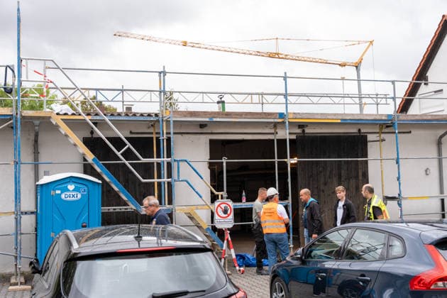 Arbeiter stürzt von Dach und verstirbt vor Ort Am Morgen des 19.08.2026 kam in Karben, Stadtteil Rendel, zu einem schweren Arbeitsunfall. Ein Arbeiter fiel durch eine Plexiglasscheibe durch das Dach einer Halle. Trotz Reanimation durch den Rettungsdienst verstarb der Patient noch vor Ort. Karben Rendel Hessen Deutschland *** Worker Falls from Roof and Dies at the Scene On the morning of August 19, 2026, in Karben, in the Rendel district, a serious workplace accident occurred. A worker fell through a Plexiglas pane and crashed through the roof of a warehouse. Despite resuscitation efforts by emergency medical services, the patient died at the scene. Karben, Rendel, Hesse, Germany
