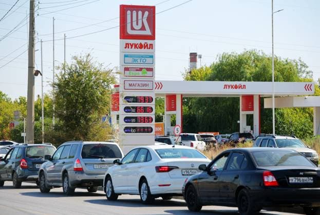 Russia Gasoline Shortages 9224162 19.08.2026 Cars queue to fuel at a Lukoil petrol station amid gasoline shortages in Volgograd, Russia. Kirill Braga Sputnik Volgograd Russia  Copyright: xKirillxBragax