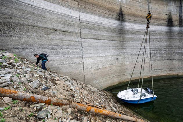 A pleasure boat being lifted out of the water using a truck-mounted crane on the Orlik Reservoir dam, on August 19, 2026, Bohostice, Czech Republic. Due to falling water levels at the Orlik and Slapy reservoirs, the Vltava River Basin Authority is helping boat owners retrieve their boats. (CTKxPhoto VaclavxPancer) CTKPhotoP2026081902880  CTKPhotoP2026081902880