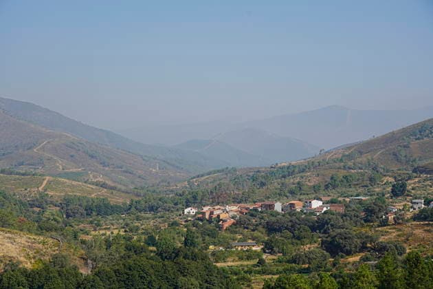 About 700 people remain evacuated due to the fire in Pinofranqueado, Cáceres, which has burned 1,600 hectares. View of the smoke caused by the fire in Pinofranqueado, on August 19, 2026, in Cáceres, Extremadura, Spain. The Regional Government of Extremadura has maintained the Level 2 operational status declaration under the Special Civil Protection Plan for Forest Fires of the Autonomous Community of Extremadura (Infocaex), due to the fire that broke out in the municipality of Pinofranqueado, Cáceres, this past Tuesday, August 19. Some 700 people have been evacuated from the hamlets of Horcajo, Avellanar, Erías, Castillo, El Gasco, Martilandrán, Aldehuela, La Fragosa, Robledo, and Cerezal, with some of them being housed at the Gregorio Mar  Copyright: xCarlosxCriadox 7720513