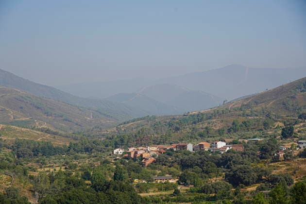 About 700 people remain evacuated due to the fire in Pinofranqueado, Cáceres, which has burned 1,600 hectares. View of the smoke caused by the fire in Pinofranqueado, on August 19, 2026, in Cáceres, Extremadura, Spain. The Regional Government of Extremadura has maintained the Level 2 operational status declaration under the Special Civil Protection Plan for Forest Fires of the Autonomous Community of Extremadura (Infocaex), due to the fire that broke out in the municipality of Pinofranqueado, Cáceres, this past Tuesday, August 19. Some 700 people have been evacuated from the hamlets of Horcajo, Avellanar, Erías, Castillo, El Gasco, Martilandrán, Aldehuela, La Fragosa, Robledo, and Cerezal, with some of them being housed at the Gregorio Mar  Copyright: xCarlosxCriadox 7720514