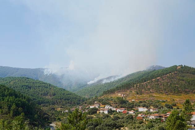 About 700 people remain evacuated due to the fire in Pinofranqueado, Cáceres, which has burned 1,600 hectares. View of the smoke caused by the fire in Pinofranqueado, on August 19, 2026, in Cáceres, Extremadura, Spain. The Regional Government of Extremadura has maintained the Level 2 operational status declaration under the Special Civil Protection Plan for Forest Fires of the Autonomous Community of Extremadura (Infocaex), due to the fire that broke out in the municipality of Pinofranqueado, Cáceres, this past Tuesday, August 19. Some 700 people have been evacuated from the hamlets of Horcajo, Avellanar, Erías, Castillo, El Gasco, Martilandrán, Aldehuela, La Fragosa, Robledo, and Cerezal, with some of them being housed at the Gregorio Mar  Copyright: xCarlosxCriadox 7720518