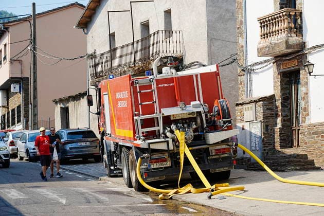 About 700 people remain evacuated due to the fire in Pinofranqueado, Cáceres, which has burned 1,600 hectares. A fire truck refills with water to fight the fire in Pinofranqueado, on August 19, 2026, in Cáceres, Extremadura, Spain. The Regional Government of Extremadura is maintaining the declaration of Operational Level 2 under the Special Civil Protection Plan for Forest Fires in the Autonomous Community of Extremadura (Infocaex), due to the fire that broke out in the municipality of Pinofranqueado, Cáceres, this past Tuesday, August 19. Approximately 700 people have been evacuated from the hamlets of Horcajo, Avellanar, Erías, Castillo, El Gasco, Martilandrán, Aldehuela, La Fragosa, Robledo, and Cerezal, with some of them being housed a  Copyright: xCarlosxCriadox 7720520